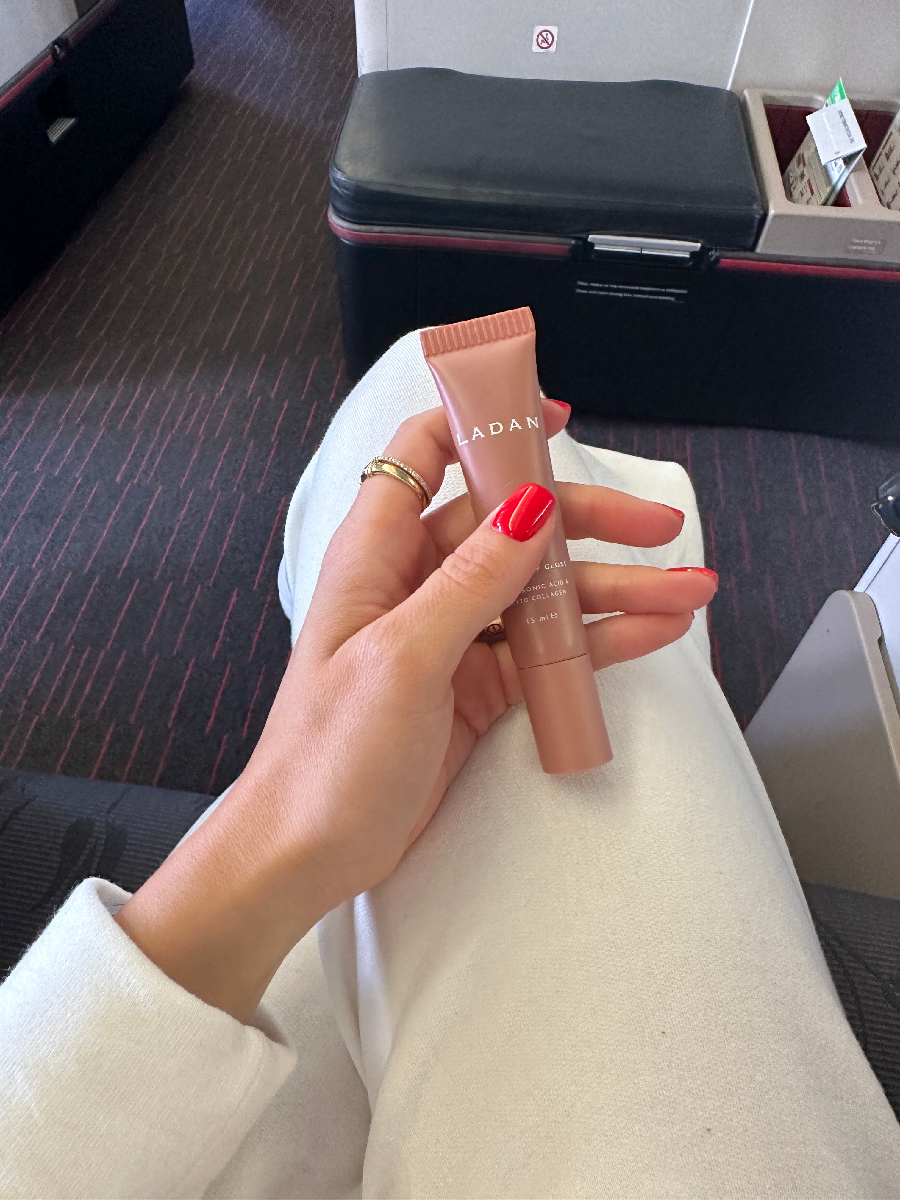Overcoming Flight Anxiety with Natural Solutions: Enjoy a Calm Flight with Ladan