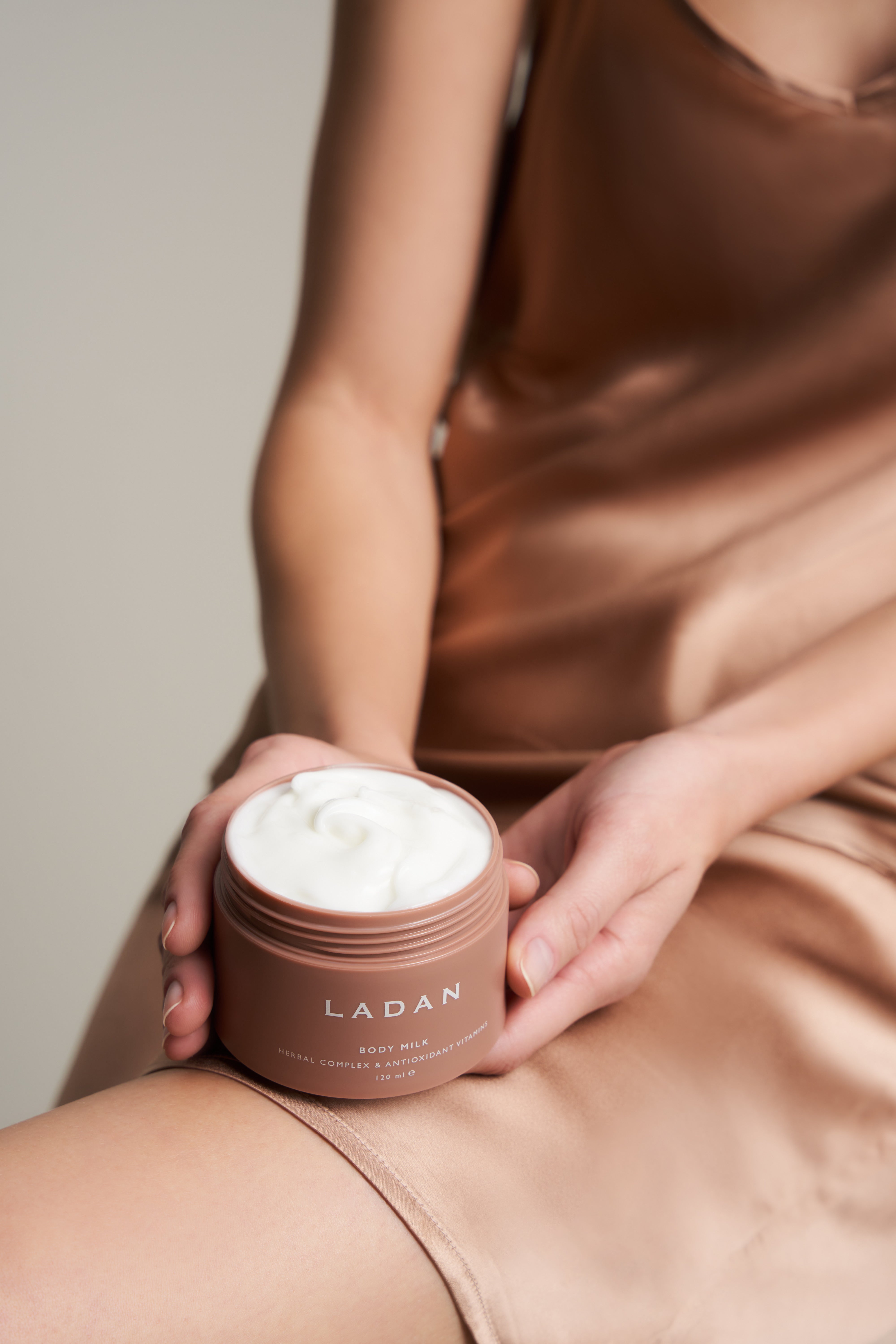 Nemlendirici ve Besleyici Vücut Sütü