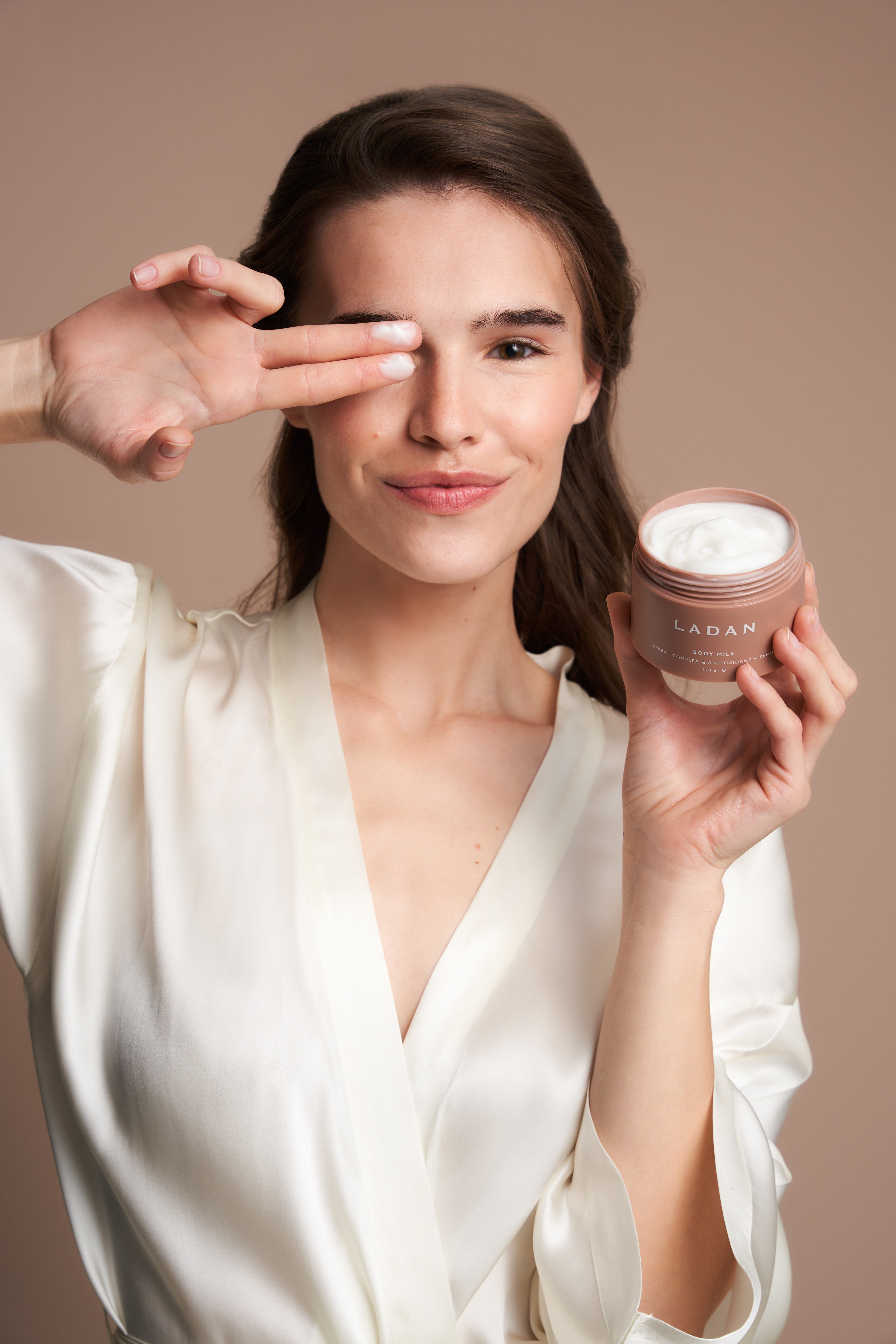 Nemlendirici ve Besleyici Vücut Sütü